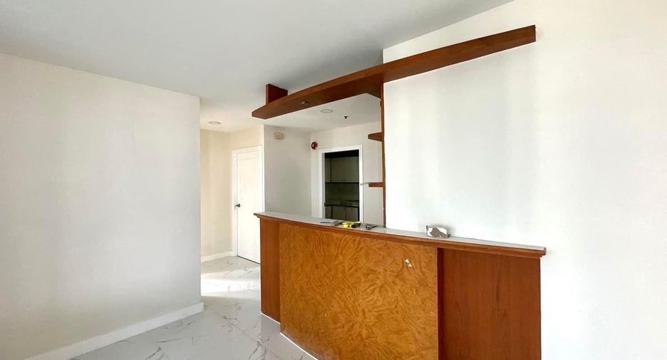 For rent 4 bedrooms condo in Watthana, Bangkok