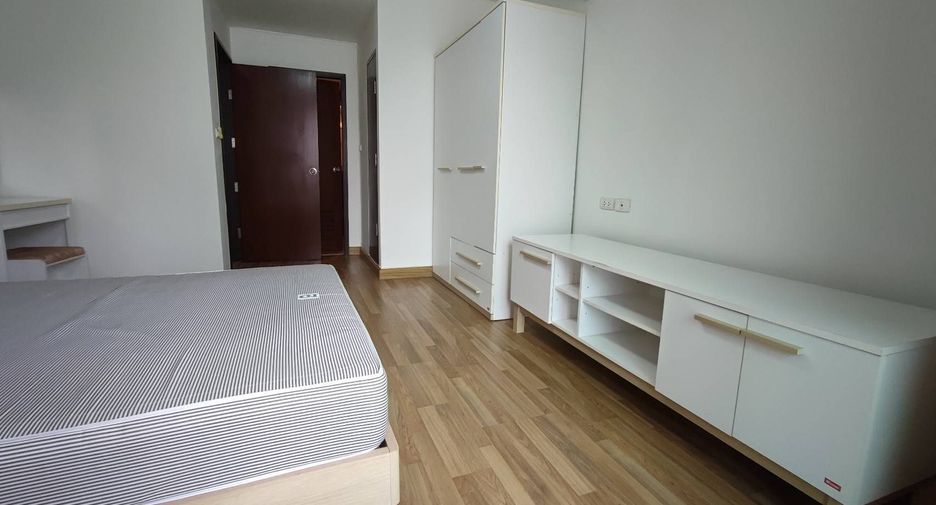 Condo en alquiler de 3 habitaciones en Khlong Toei, Bangkok