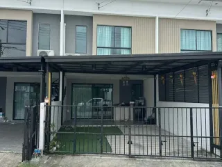 À vendre 3 chambres maison de ville à Khlong Sam Wa, Bangkok