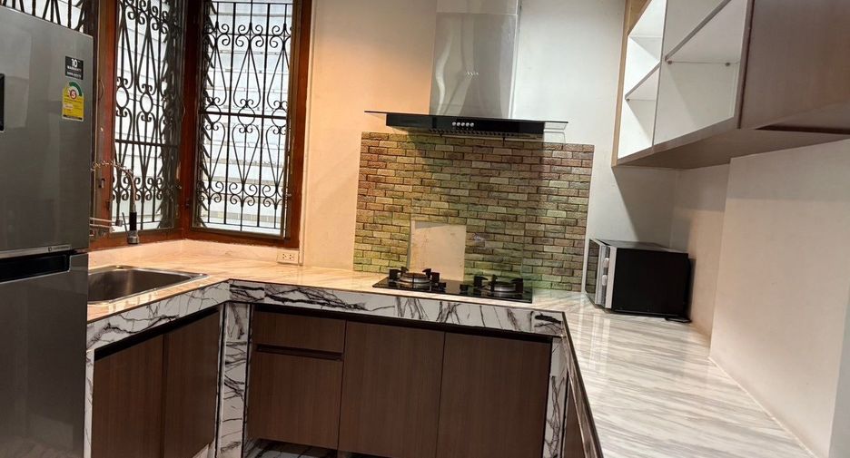 For rent 4 bedrooms condo in Khlong Toei, Bangkok