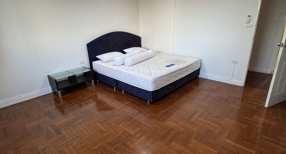 For rent 4 bedrooms condo in Khlong Toei, Bangkok
