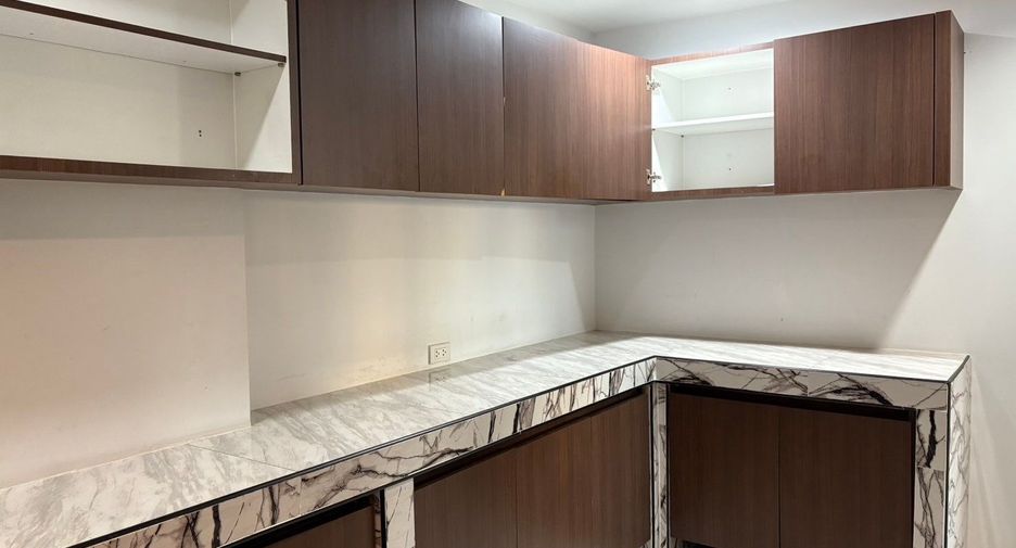 For rent 4 bedrooms condo in Khlong Toei, Bangkok