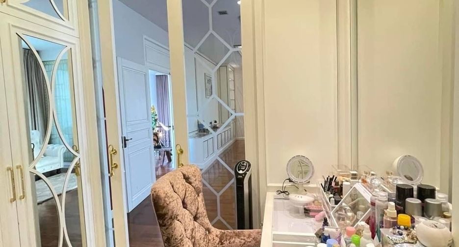 For sale 4 bedrooms house in Thawi Watthana, Bangkok