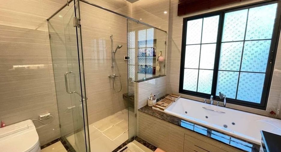 For sale 4 bedrooms house in Thawi Watthana, Bangkok