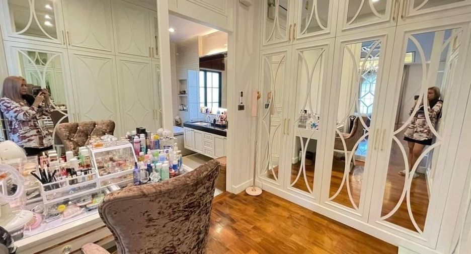 For sale 4 bedrooms house in Thawi Watthana, Bangkok