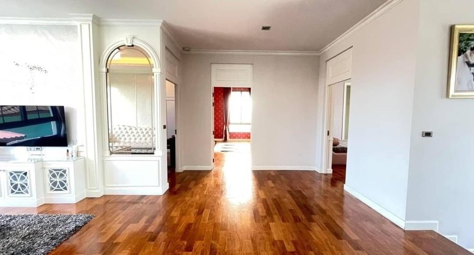 For sale 4 bedrooms house in Thawi Watthana, Bangkok