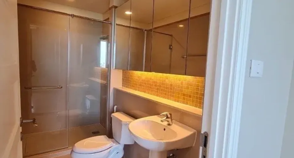 À louer 3 chambres condo à Khlong Toei, Bangkok