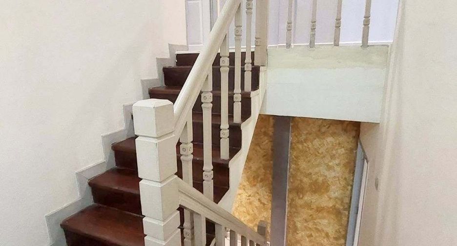 Casa adosada en alquiler de 4 habitaciones en Bang Khen, Bangkok