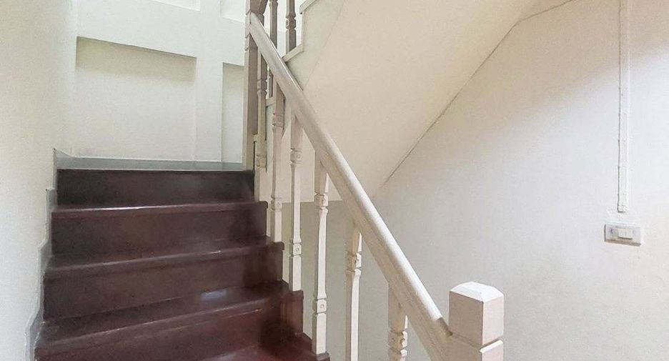 Casa adosada en alquiler de 4 habitaciones en Bang Khen, Bangkok