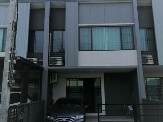 Reihenhaus zum Kauf mit 3 Zimmer in Saphan Sung, Bangkok