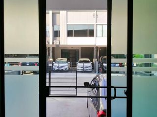 Reihenhaus zum Kauf mit 3 Zimmer in Saphan Sung, Bangkok