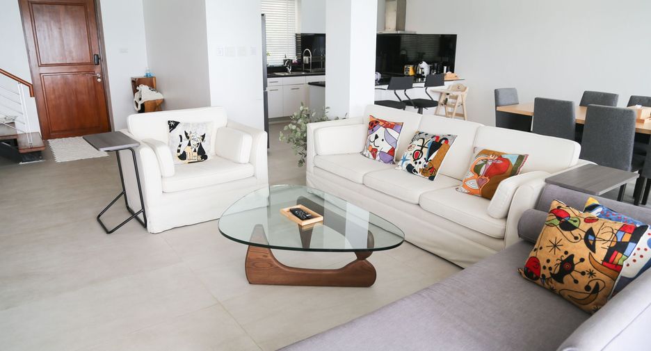 For rent 4 bedrooms villa 