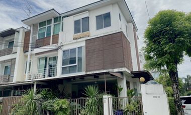 For rent 3 bedrooms townhouse in Yan Nawa, Bangkok
