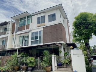 For rent 3 bedrooms townhouse in Yan Nawa, Bangkok