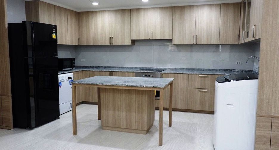 For rent 3 bedrooms condo in Khlong Toei, Bangkok