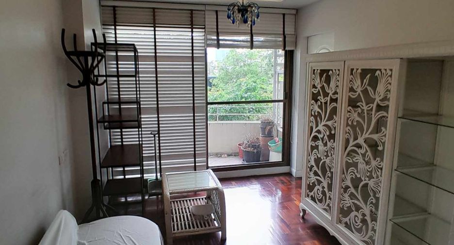 For rent 3 bedrooms condo in Yan Nawa, Bangkok