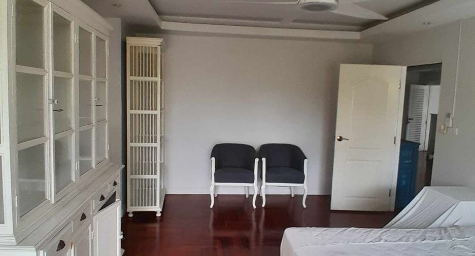 For rent 3 bedrooms condo in Yan Nawa, Bangkok