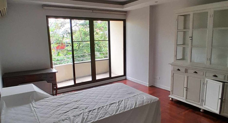 For rent 3 bedrooms condo in Yan Nawa, Bangkok