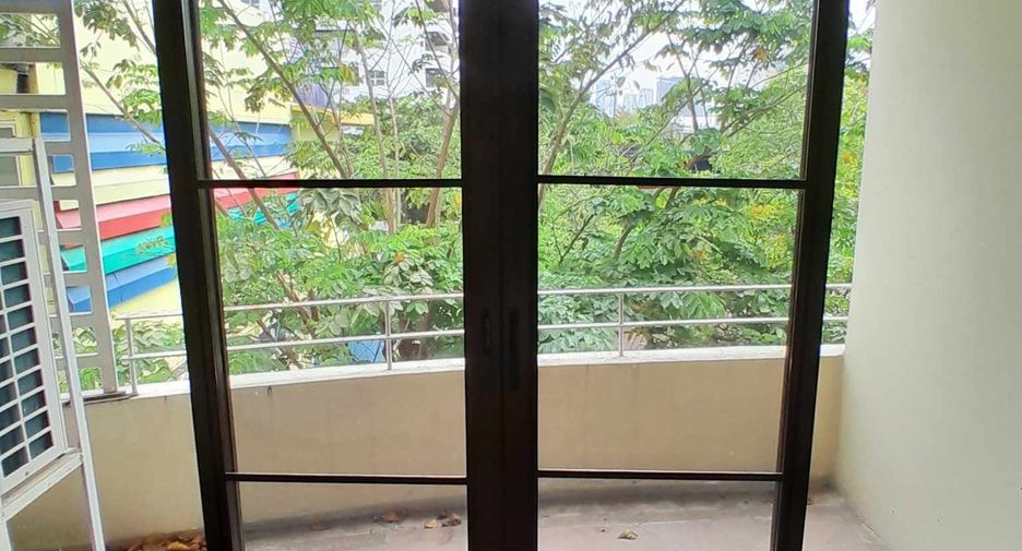 For rent 3 bedrooms condo in Yan Nawa, Bangkok