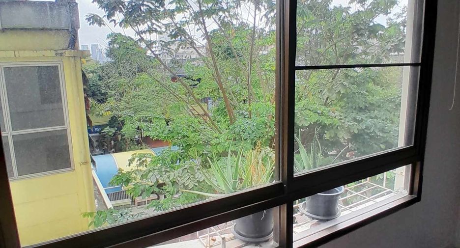 For rent 3 bedrooms condo in Yan Nawa, Bangkok