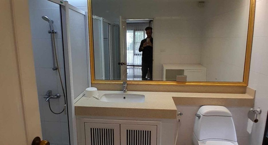 For rent 3 bedrooms condo in Yan Nawa, Bangkok