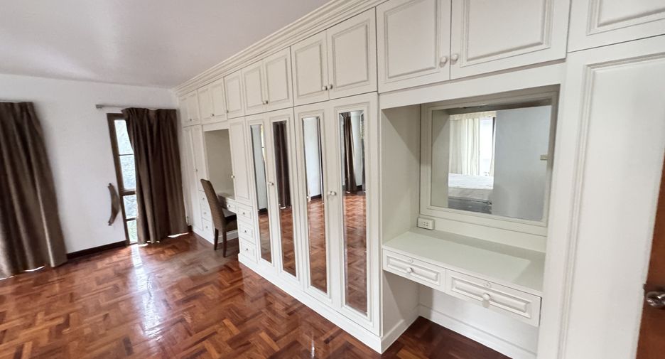 For rent 4 bedrooms house in Huai Khwang, Bangkok