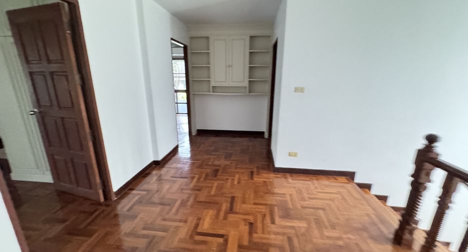 For rent 4 bedrooms house in Huai Khwang, Bangkok