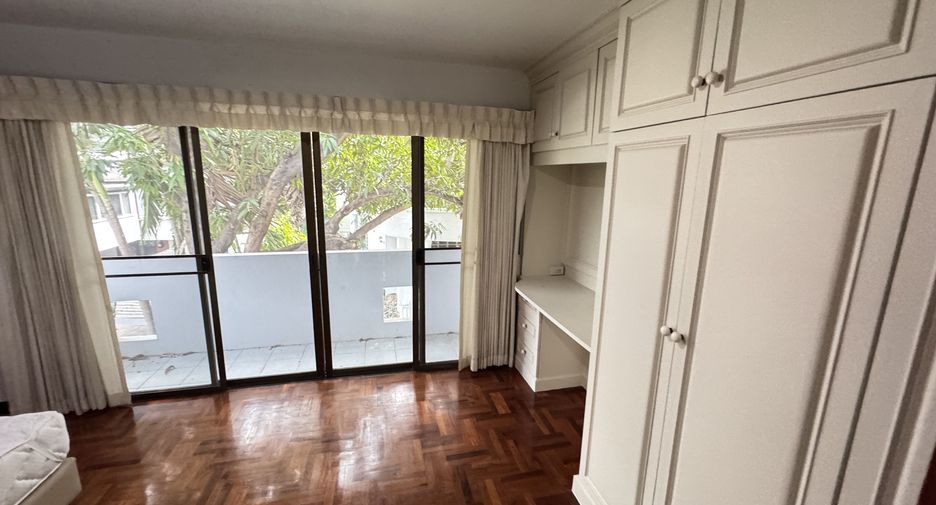 For rent 4 bedrooms house in Huai Khwang, Bangkok