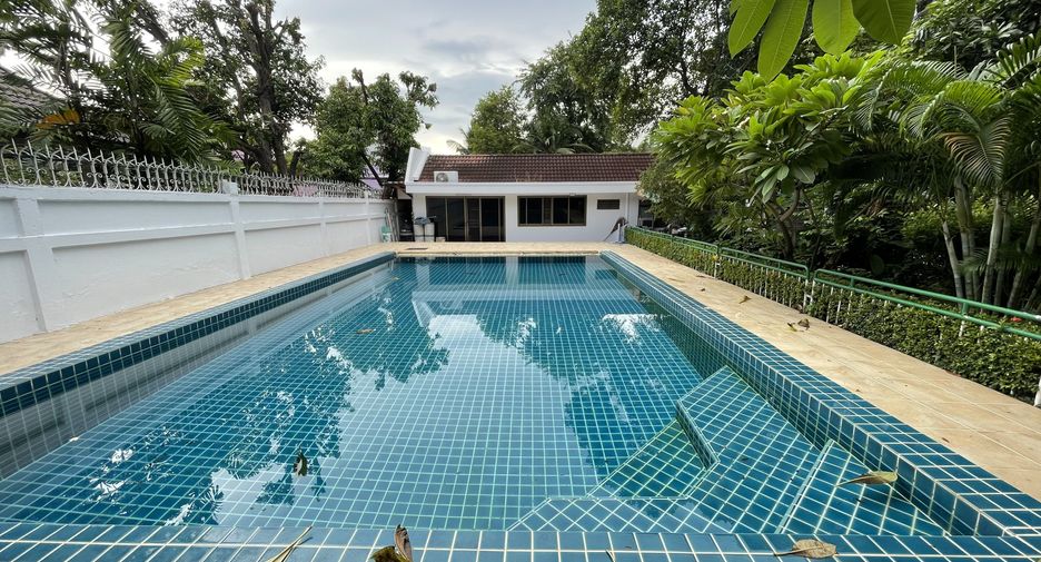 For rent 4 bedrooms house in Huai Khwang, Bangkok