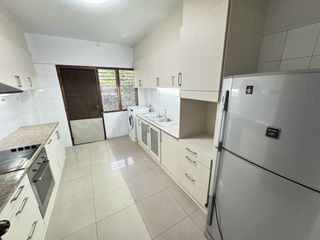 Casa en alquiler de 4 habitaciones en Huai Khwang, Bangkok