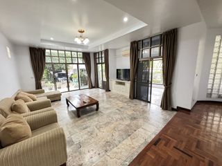 Casa en alquiler de 4 habitaciones en Huai Khwang, Bangkok