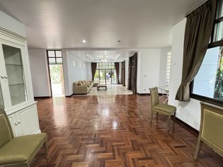 Casa en alquiler de 4 habitaciones en Huai Khwang, Bangkok