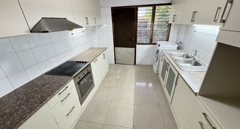 For rent 4 bedrooms house in Huai Khwang, Bangkok