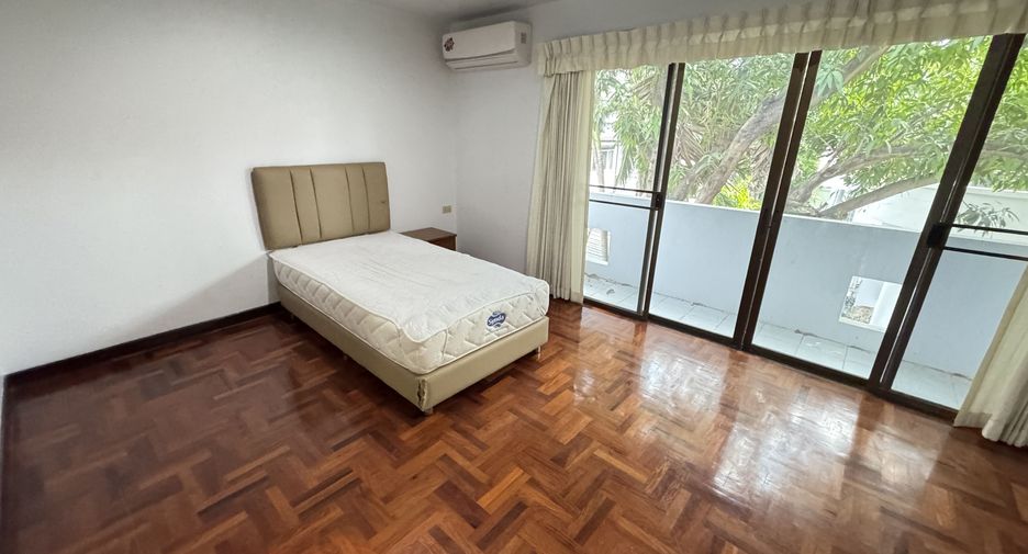 For rent 4 bedrooms house in Huai Khwang, Bangkok