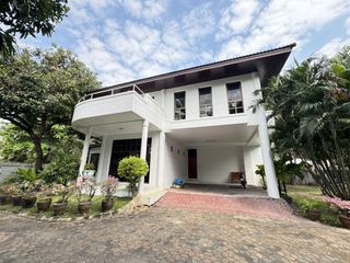 Casa en alquiler de 4 habitaciones en Huai Khwang, Bangkok