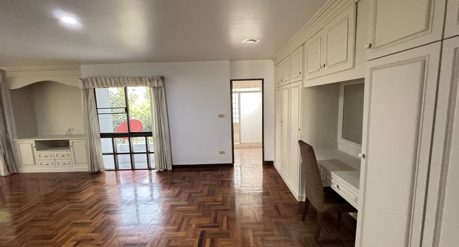 For rent 4 bedrooms house in Huai Khwang, Bangkok