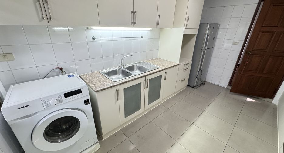 For rent 4 bedrooms house in Huai Khwang, Bangkok