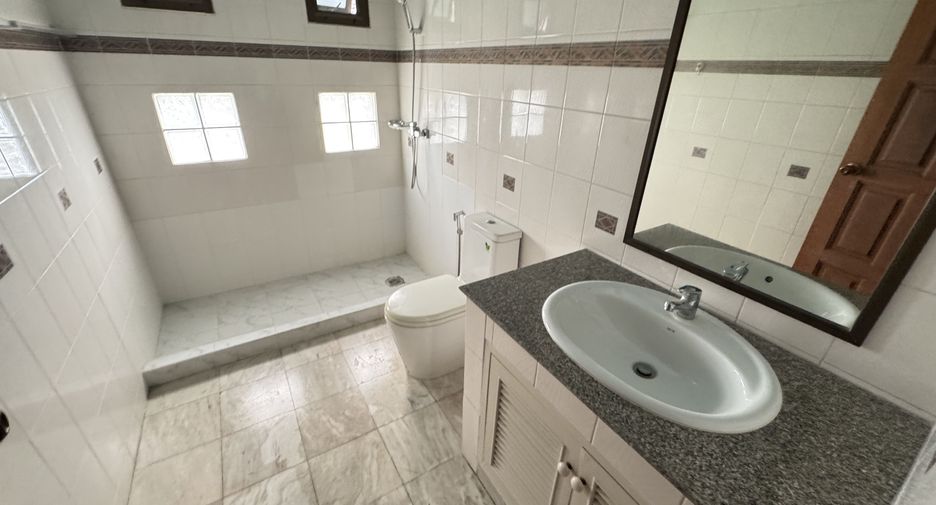 For rent 4 bedrooms house in Huai Khwang, Bangkok