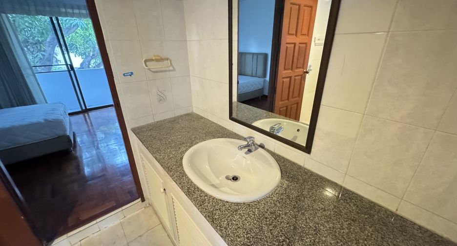 For rent 4 bedrooms house in Huai Khwang, Bangkok