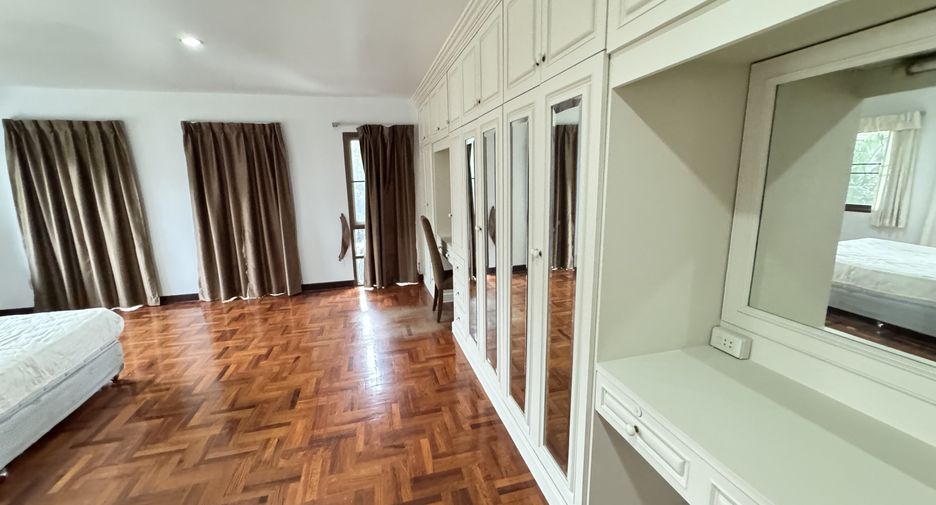 For rent 4 bedrooms house in Huai Khwang, Bangkok