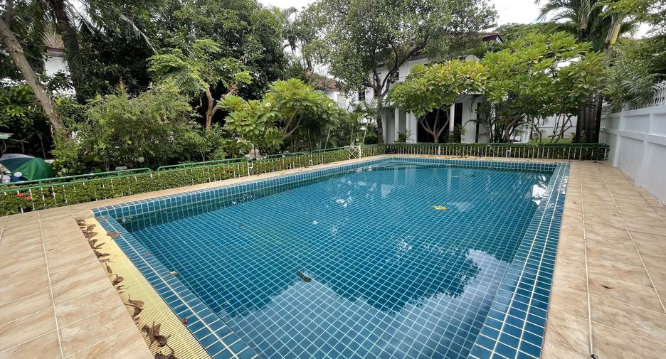 For rent 4 bedrooms house in Huai Khwang, Bangkok