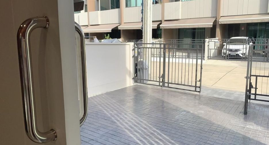 Casa adosada en venta de 4 habitaciones en Saphan Sung, Bangkok