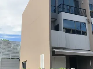 For sale 4 ベッドルーム townhouse in Saphan Sung, Bangkok