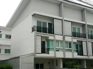 出租 4 卧室 联排别墅 在 Don Mueang, 曼谷
