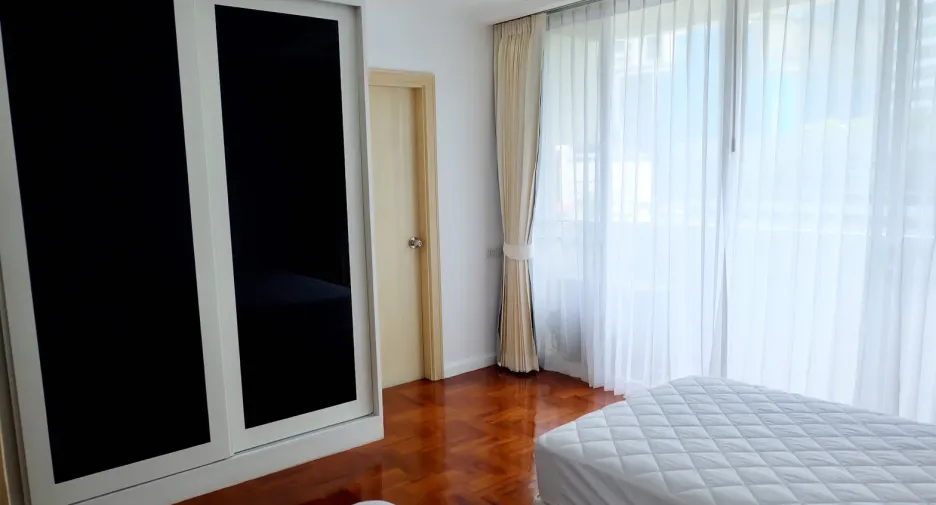 For rent 3 bedrooms condo in Sathon, Bangkok