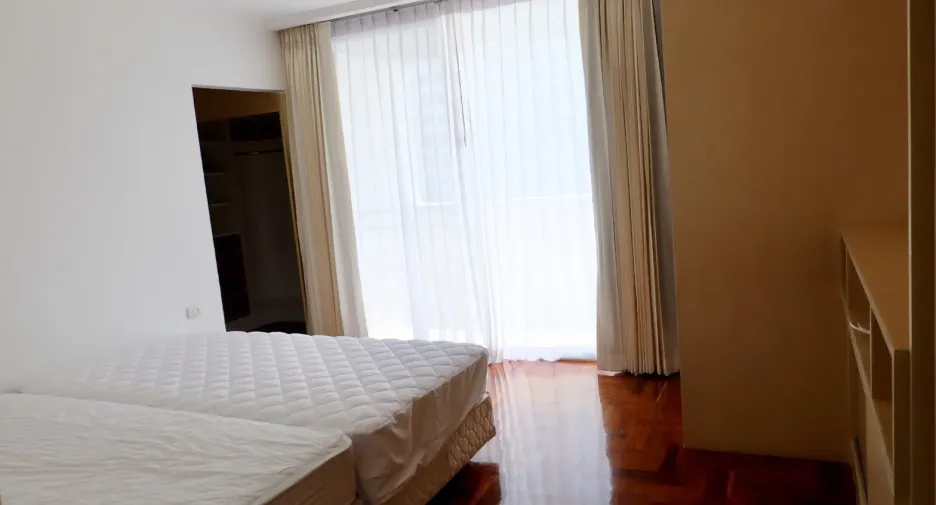 For rent 3 bedrooms condo in Sathon, Bangkok