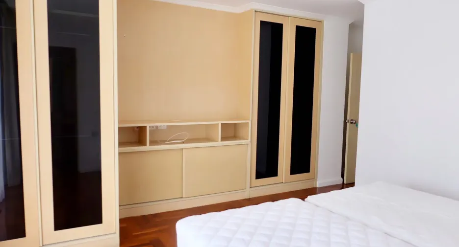 For rent 3 bedrooms condo in Sathon, Bangkok