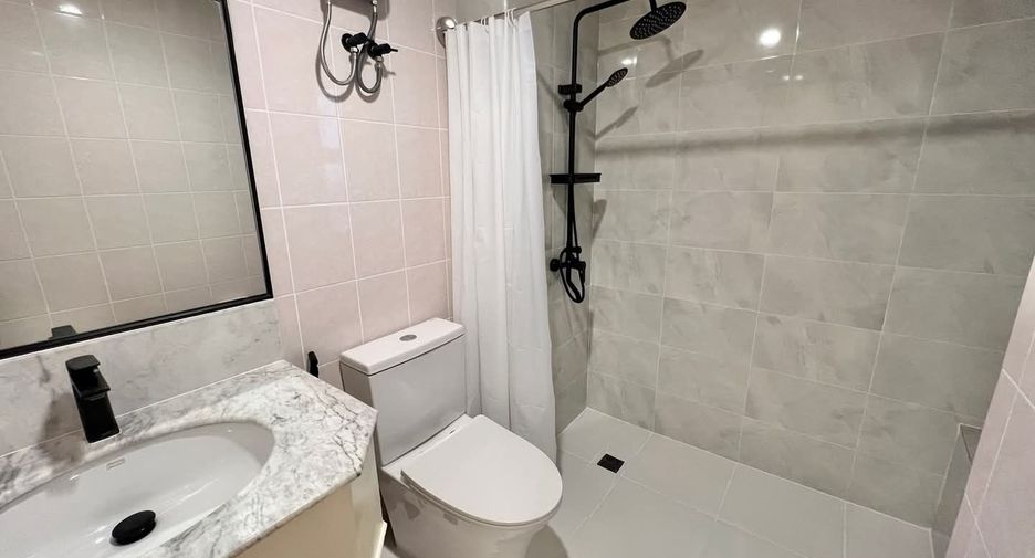 Condo en alquiler de 3 habitaciones en Yan Nawa, Bangkok