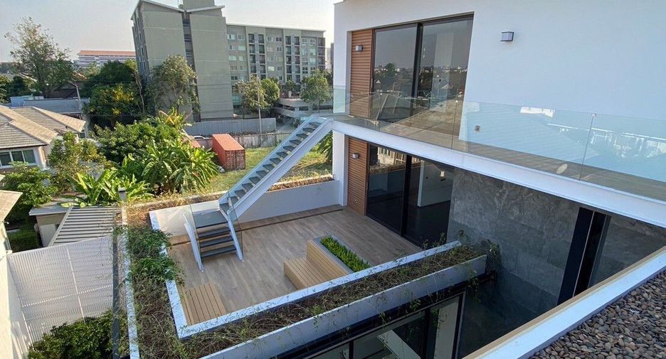 For sale 7 bedrooms house in Lat Phrao, Bangkok