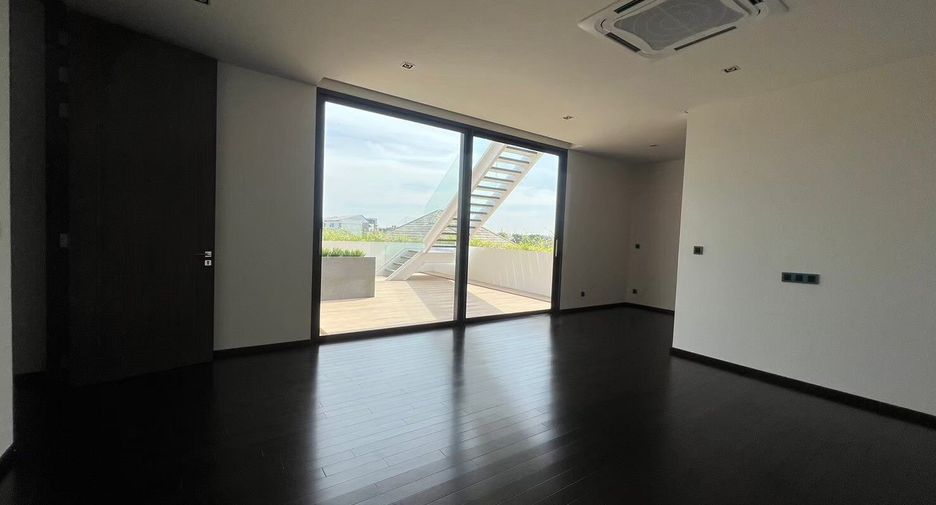 For sale 7 bedrooms house in Lat Phrao, Bangkok